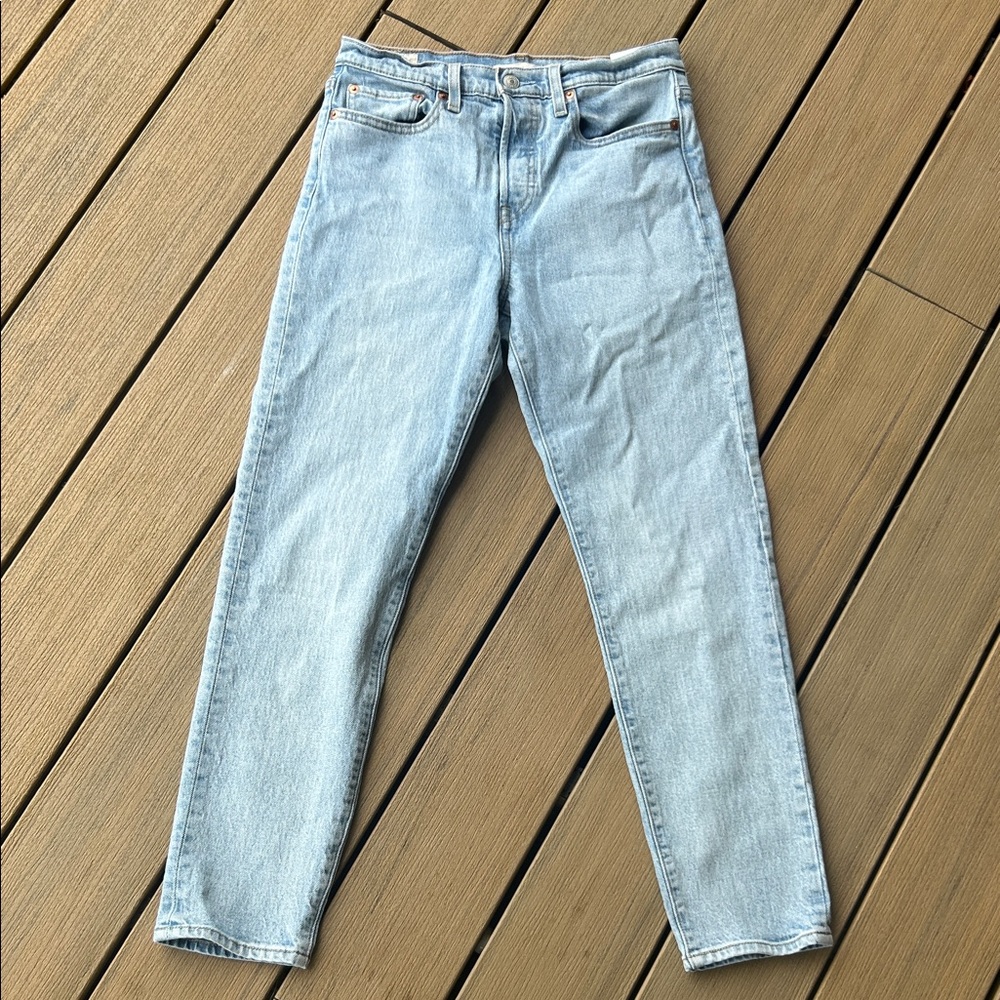 Levis light wash wedgie jeans size 28
